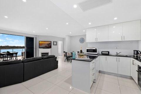Lakeside Waterfront Apartment 18 - Hotel Accommodation 6