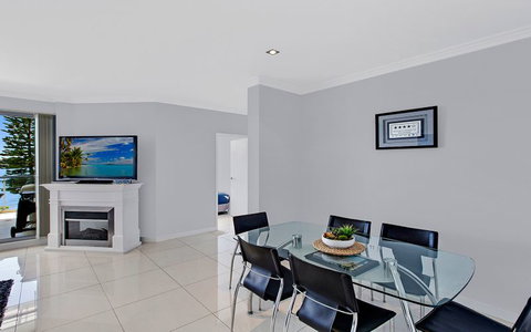 Lakeside Waterfront Apartment 18 - Hotel Accommodation 2