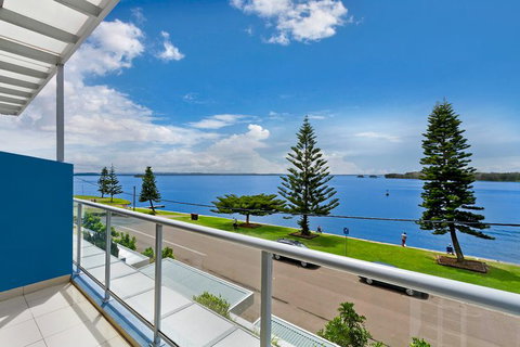 Lakeside Waterfront Apartment 18 - Hotel Accommodation 3