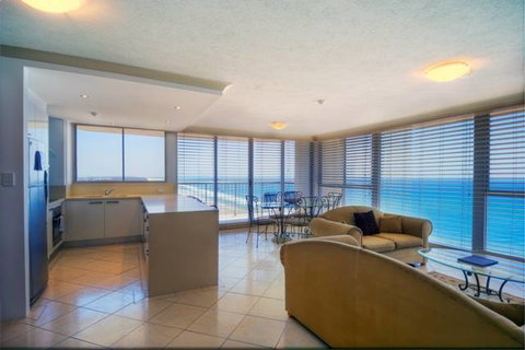 Golden Sands On Main Beach - Hotel Accommodation 0