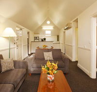 Majestic Old Lion Apartments - Hotel Accommodation