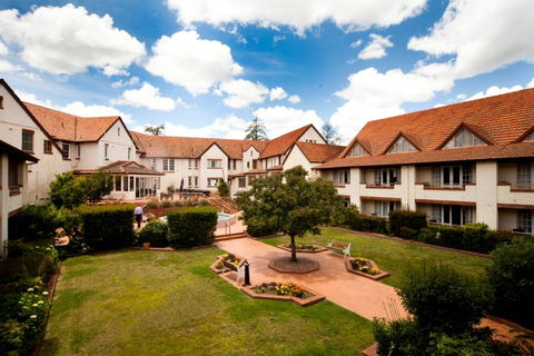 Mercure Canberra - Hotel Accommodation 1