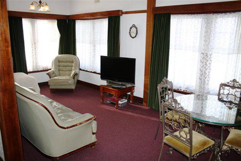 Motel Mayfair On Cavell - Hotel Accommodation 1