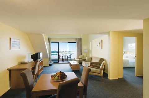 Oaks Waterfront Resort - Hotel Accommodation 0