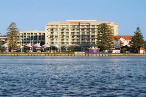 Oaks Waterfront Resort - Hotel Accommodation 2
