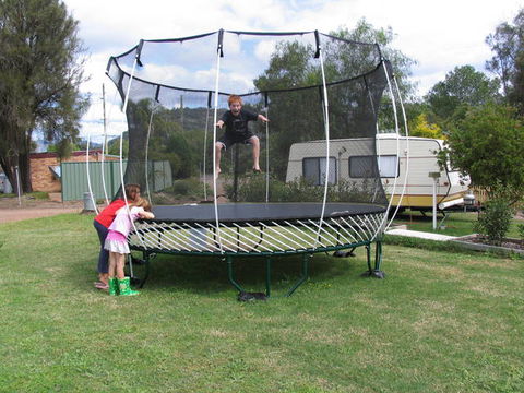 Sandy Hollow Tourist Park - Hotel Accommodation 5