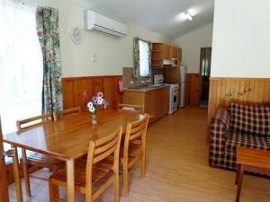 Sandy Hollow Tourist Park - Hotel Accommodation 6