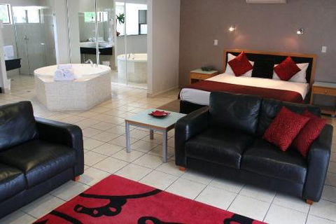 Windmill Motel And Reception Centre - Hotel Accommodation 3