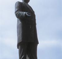 Piesse Memorial Statue - Hotel Accommodation