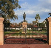 Dalby War Memorial and Gates - Hotel Accommodation