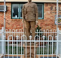 Soldier Statue Memorial Chinchilla - Hotel Accommodation