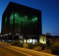 Tree Of Knowledge Memorial - Hotel Accommodation