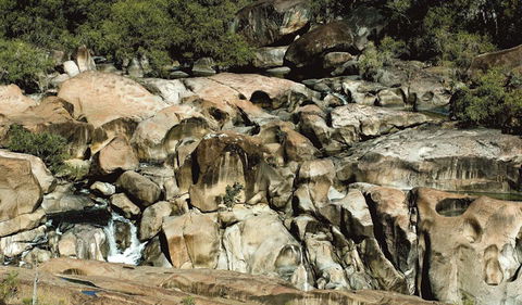 Macintyre Falls Lookout - Hotel Accommodation 2