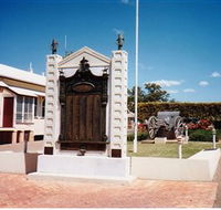 Gayndah War Memorial - Hotel Accommodation