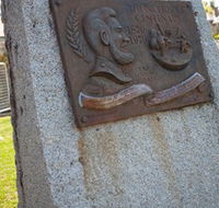 Thunderbolt's Statue and Constable Walker Memorial - Hotel Accommodation