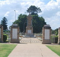 Warwick War Memorial and Gates - Hotel Accommodation