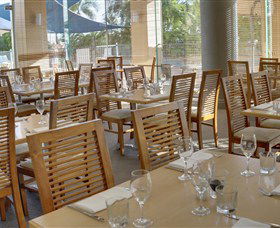 Finz Restaurant And Bar - Hotel Accommodation 2