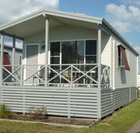 Belmont Pines Lakeside Holiday Park - Hotel Accommodation
