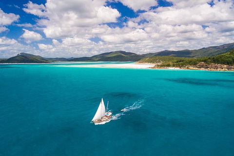 2-Day Whitsundays Sailing Adventure: Summertime - Hotel Accommodation 0