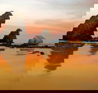 Glasshouse Rocks and Pillow Lava - Hotel Accommodation