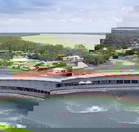Les Wilson Barramundi Discovery Centre - Hotel Accommodation