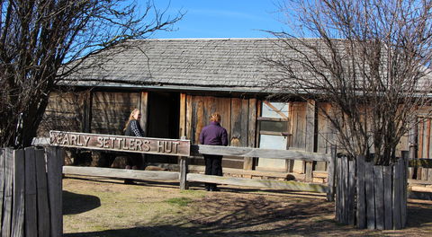 Early Settlers Hut - Hotel Accommodation 1