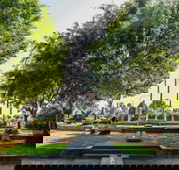 Sculpture Garden Campbelltown - Hotel Accommodation