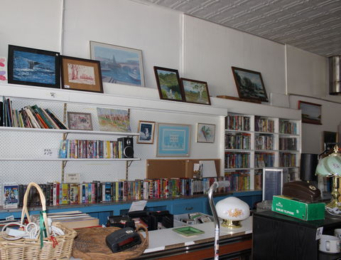 Holbrook Anglican Op-shop - Hotel Accommodation 1