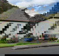 Joe Lyons Cottage - Hotel Accommodation