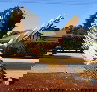 Loxton Tree sculptures - Hotel Accommodation