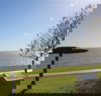 The Donald Campbell Obelisk - Hotel Accommodation