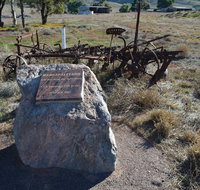 Wangaraleednie Monument  Ruins - Hotel Accommodation