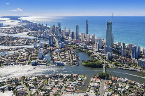 Gold Coast Airport Transfers : Gold Coast City To Airport OOL In Luxury Car - Hotel Accommodation 4