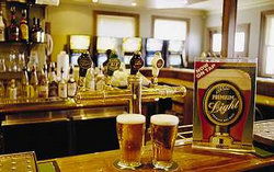 Regatta Bar - Log Cabin - Hotel Accommodation 1