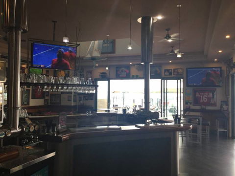 Sails Sports Bar - Hotel Accommodation 3
