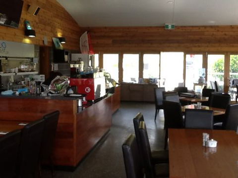 Fat Fish Beachfront Bistro - Hotel Accommodation 3