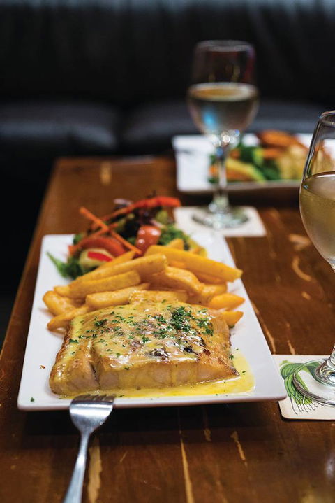 Dolly’s Bar & The Hibiscus Tavern - Hotel Accommodation 0