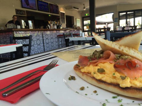 Dolly’s Bar & The Hibiscus Tavern - Hotel Accommodation 2