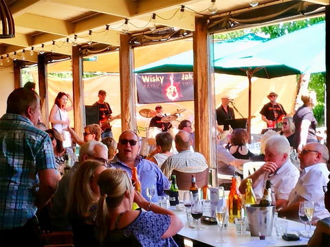 Angas Plains Wines Live In The Vines, With The Band -Wisky Jak - Hotel Accommodation 1