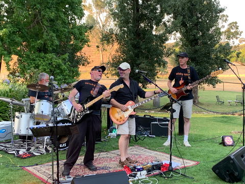 Angas Plains Wines Live In The Vines, With The Band -Wisky Jak - Hotel Accommodation 2