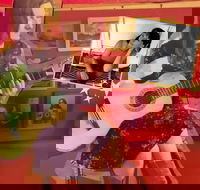 Jodi Phillis' Lounge O'Sound Number One with Suzie Higgie - Hotel Accommodation