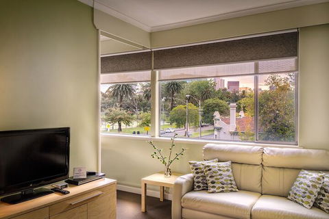 Birches Serviced Apartments - Hotel Accommodation 5