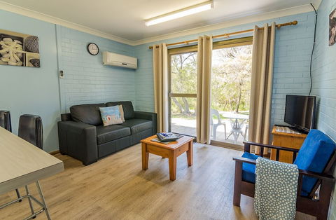 Emu Beach Chalets - Hotel Accommodation 3