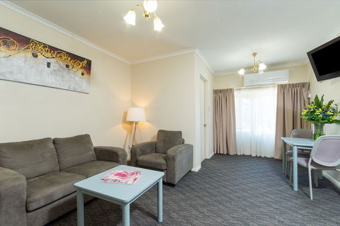 Adelaide Royal Coach - Hotel Accommodation 6
