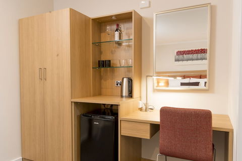 Adelaide Royal Coach - Hotel Accommodation 2