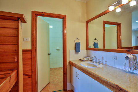 Kimberley Hotel Halls Creek - Hotel Accommodation 6