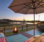 Lakeside Deck House - Hotel Accommodation