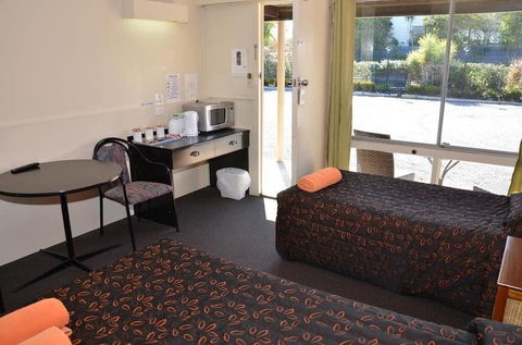 Warwick Motor Inn - Hotel Accommodation 1