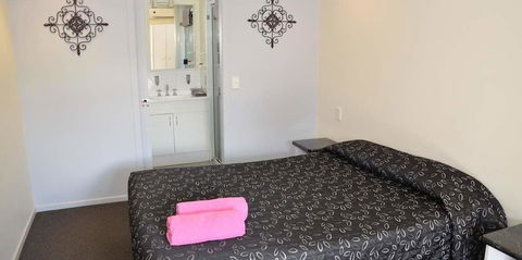 Warwick Motor Inn - Hotel Accommodation 3