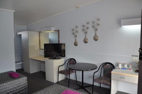 Warwick Motor Inn - Hotel Accommodation 2